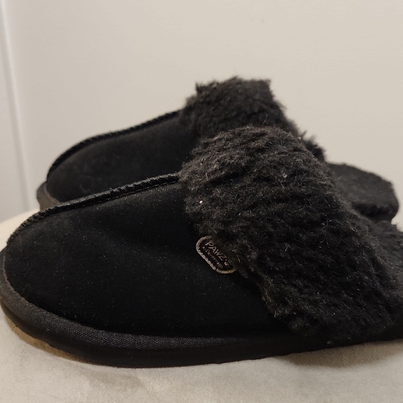 PAWZ Black Fuzzy Slippers - Picture 1 of 2